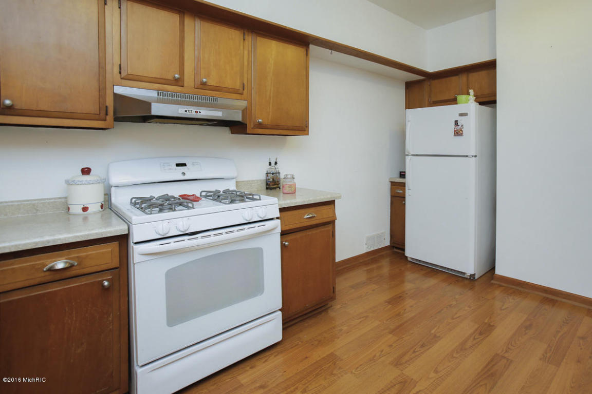223 W Grant St, Plainwell, MI 49080 photo 9