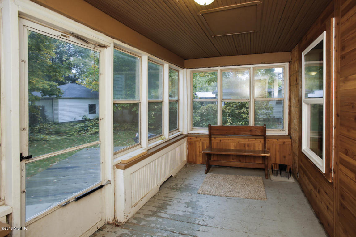 223 W Grant St, Plainwell, MI 49080 photo 3