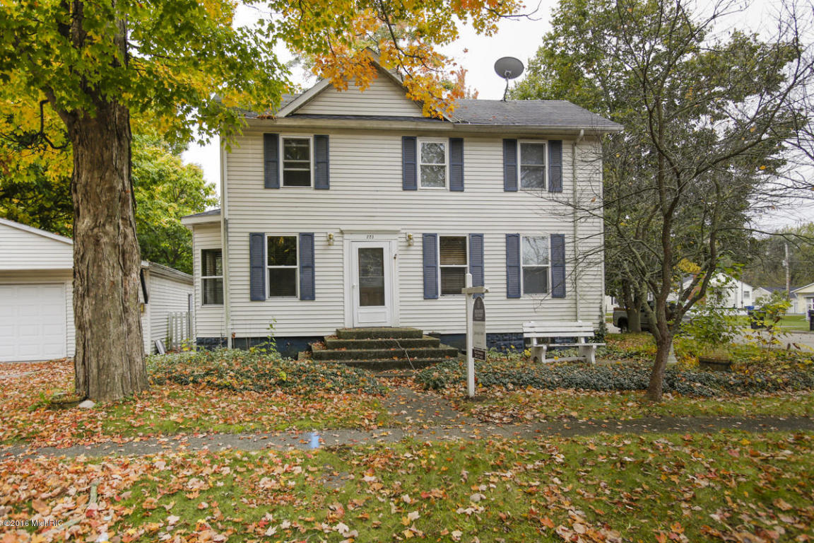 223 W Grant St, Plainwell, MI 49080 photo 2