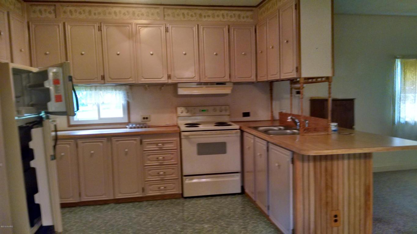 400 E Walnut St, Carson City, MI 48811 photo 3