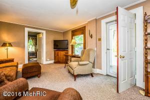 311 Sylvan St, Buchanan, MI 49107 photo 2