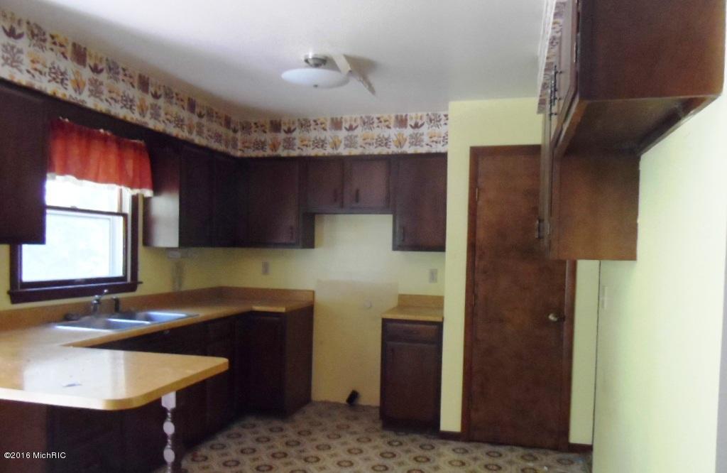 439 6th St, Plainwell, MI 49080 photo 5