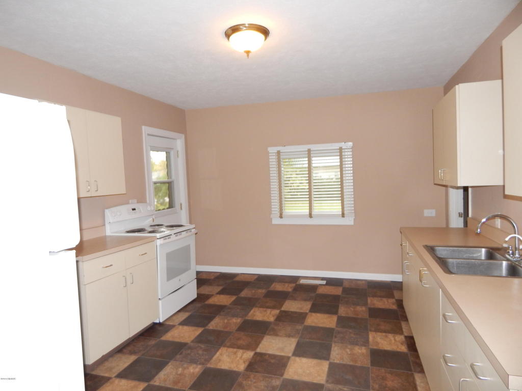 34 E Maple, Fremont, MI 49412 photo 4