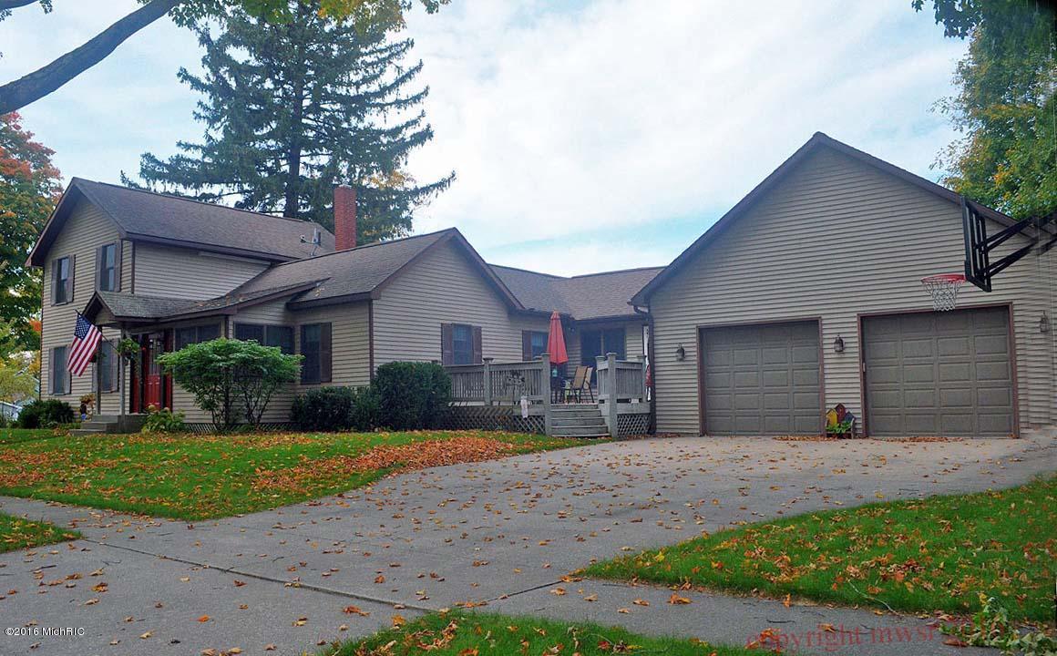 224 E Third St, Pentwater, MI 49449 photo 1
