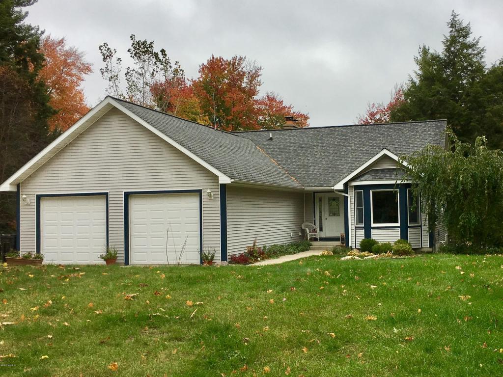 4241 W Pine Bluff Dr, Grant, MI 49327 photo 1