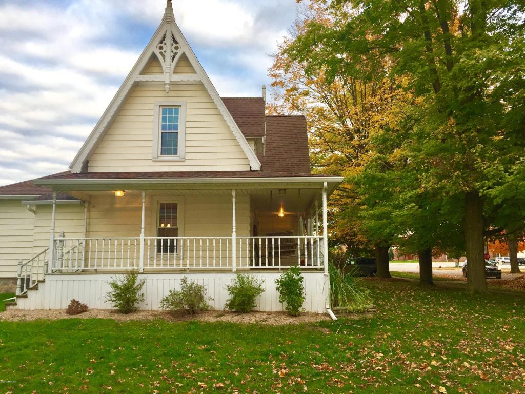 211 Elm St, Carson City, MI 48811 photo 2