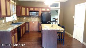 207 Putney St, Belding, MI 48809 photo 4