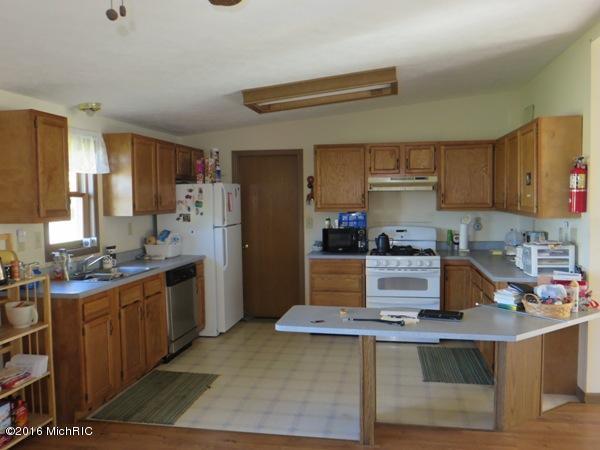 1248 Robinson Rd, Quincy, MI 49082 photo 4