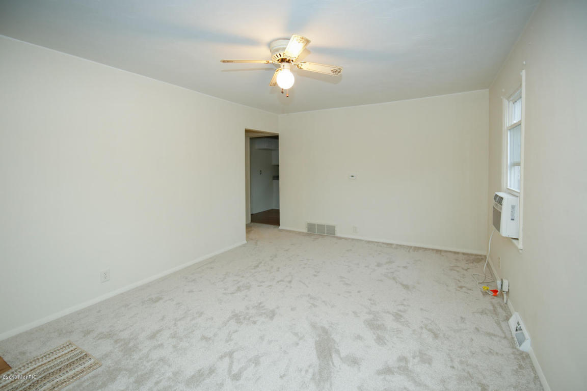 628 Spring St, Three Rivers, MI 49093 photo 4