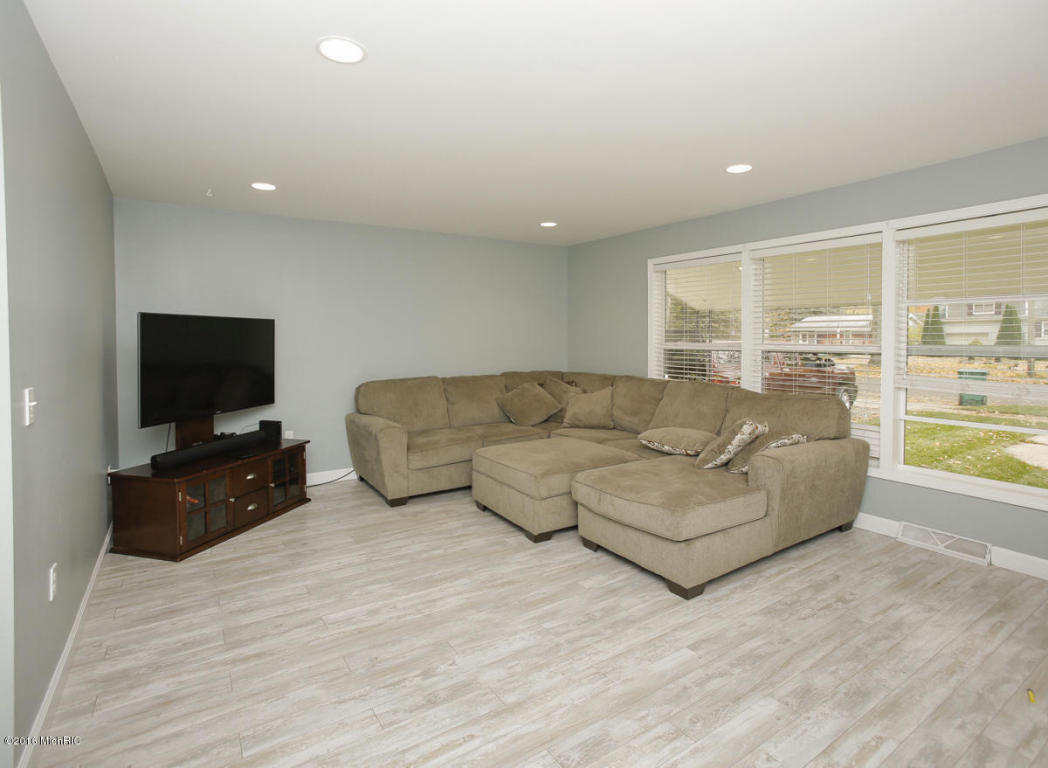 637 S Hooker, Three Rivers, MI 49093 photo 3