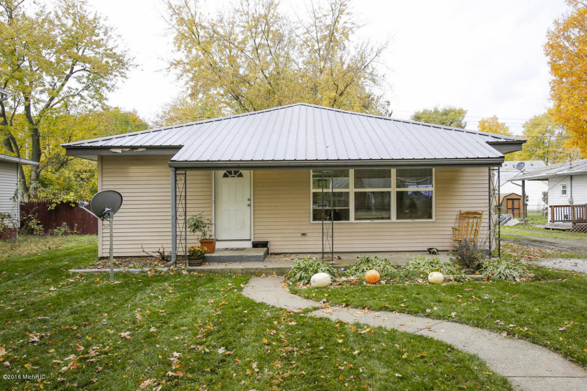 637 S Hooker, Three Rivers, MI 49093 photo 2