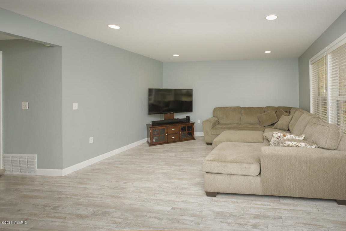 637 S Hooker, Three Rivers, MI 49093 photo 4