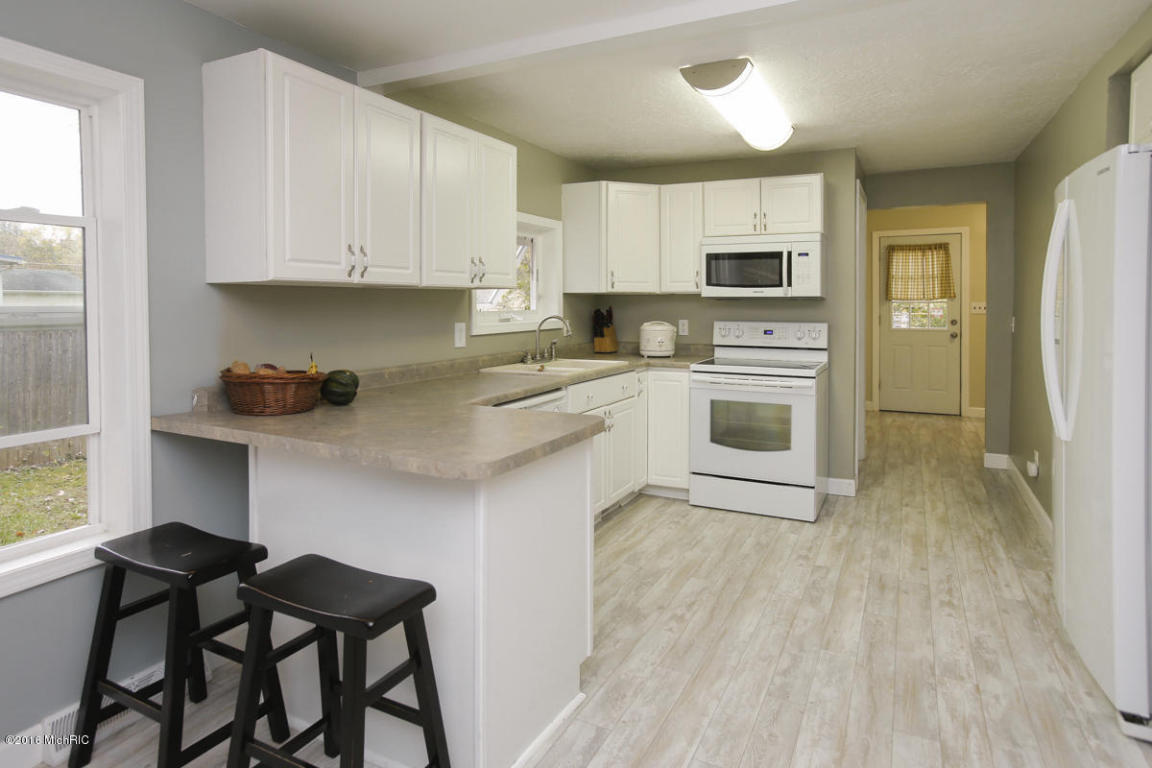 637 S Hooker, Three Rivers, MI 49093 photo 6