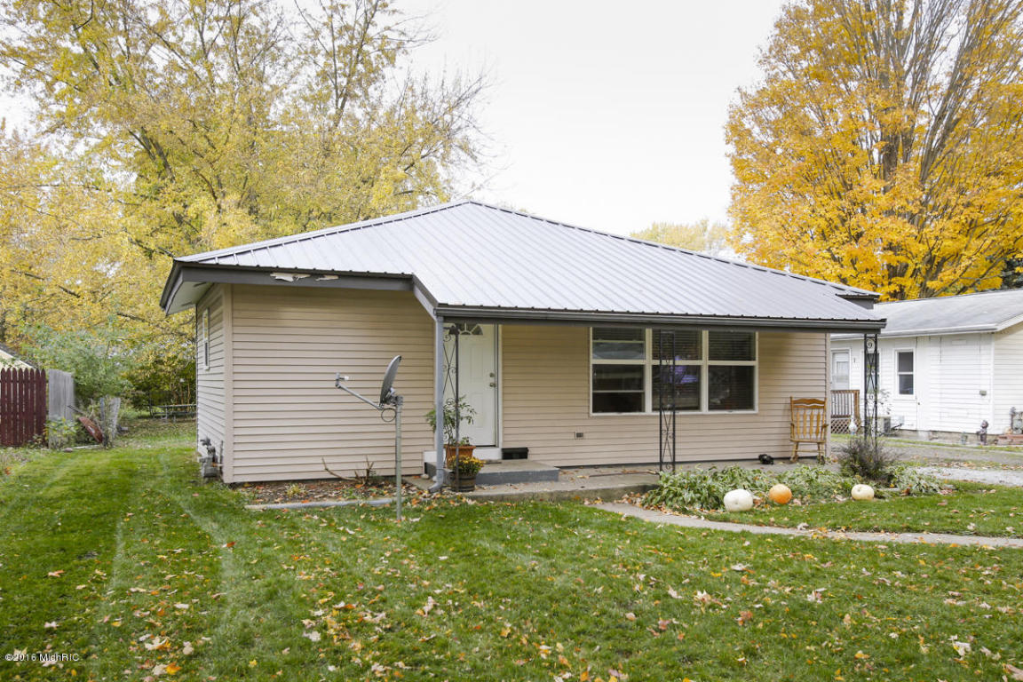637 S Hooker, Three Rivers, MI 49093 photo 1