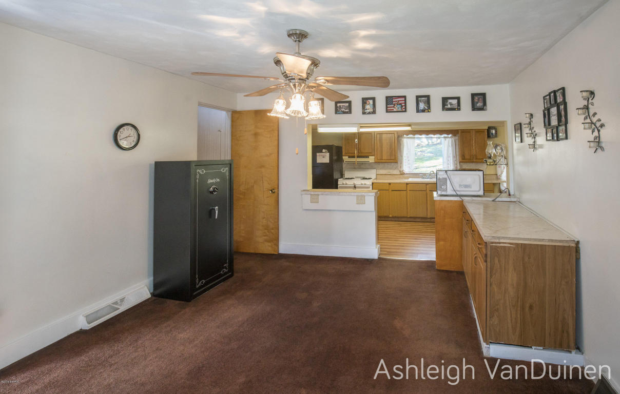 803 Avery St, Lowell, MI 49331 photo 8
