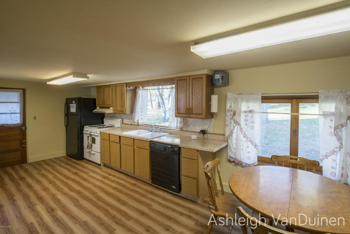 803 Avery St, Lowell, MI 49331 photo 5