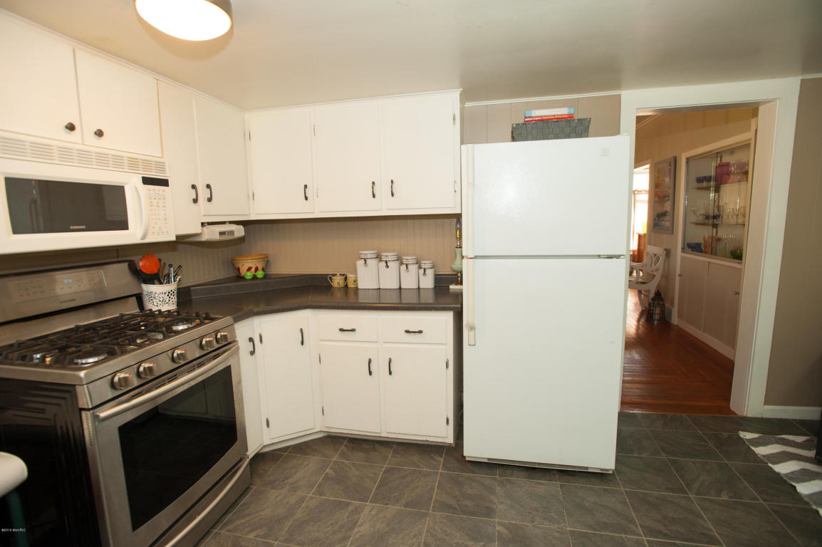 312 E Hanson St, Whitehall, MI 49461 photo 9