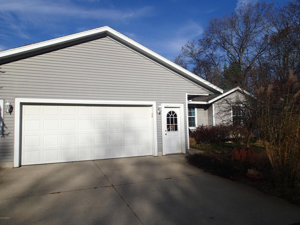 1675 E 80th St, Newaygo, MI 49337 photo 2
