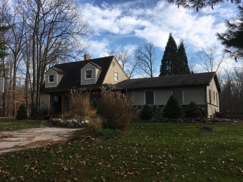 207 Martin Dr, Stanton, MI 48888 photo 1