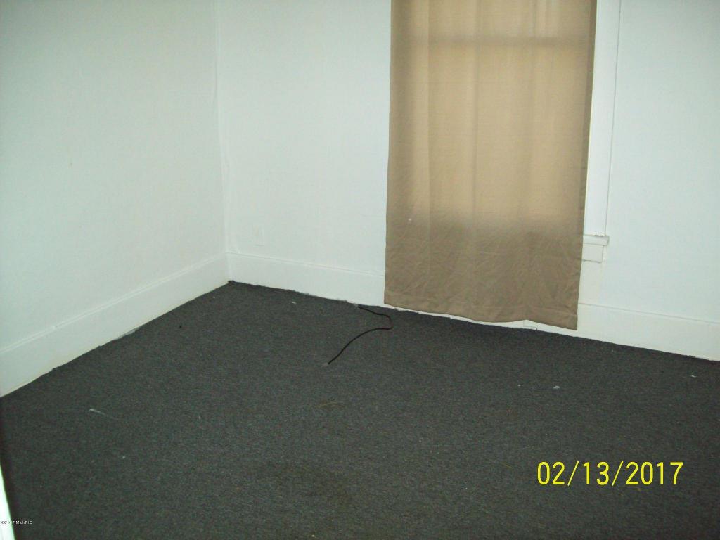 687 E Main St, Benton Harbor, MI 49022 photo 4