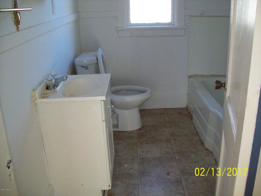 687 E Main St, Benton Harbor, MI 49022 photo 5