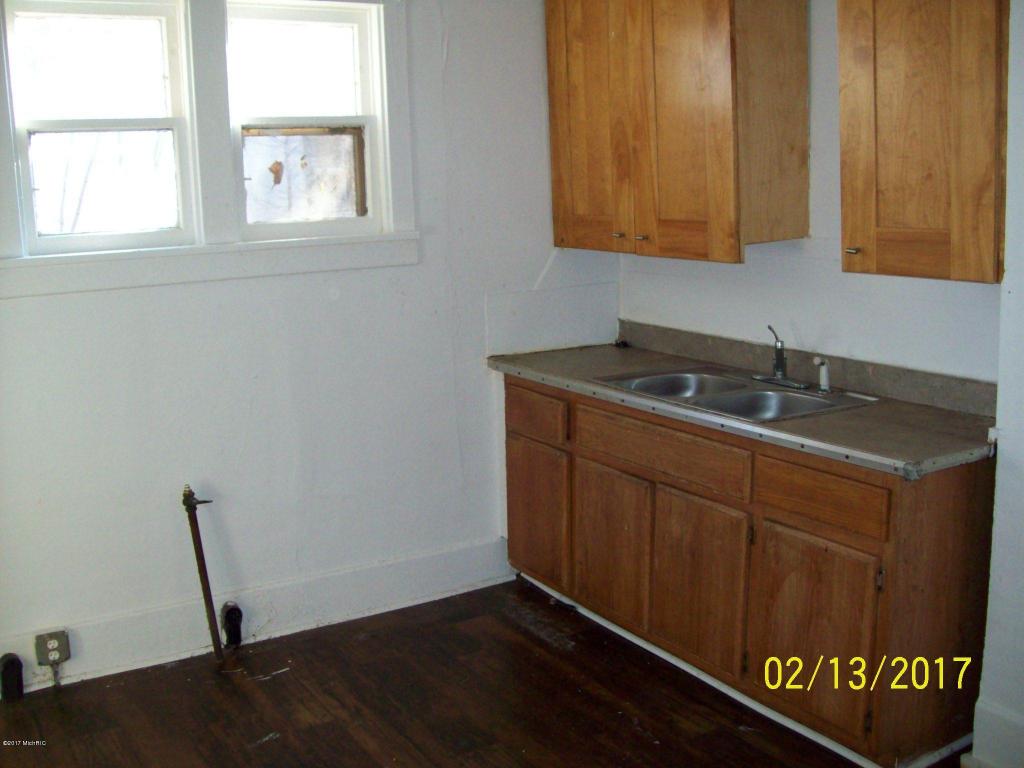 687 E Main St, Benton Harbor, MI 49022 photo 9