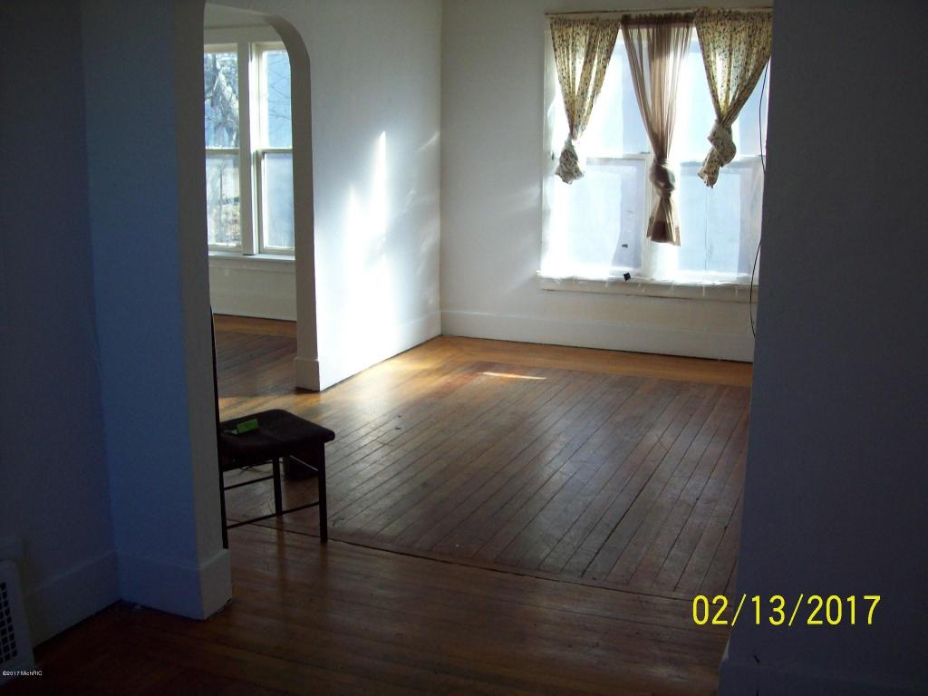 687 E Main St, Benton Harbor, MI 49022 photo 2