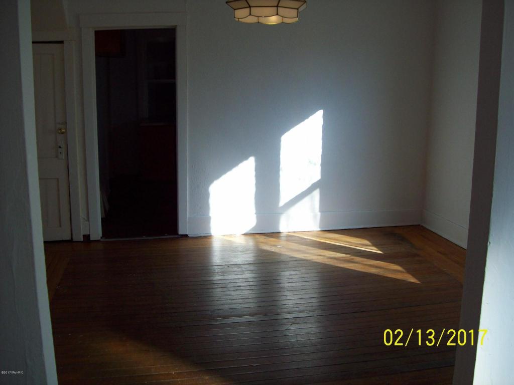 687 E Main St, Benton Harbor, MI 49022 photo 3