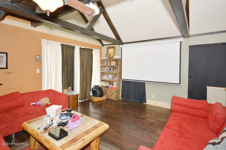 323 E Bridge St, Plainwell, MI 49080 photo 4