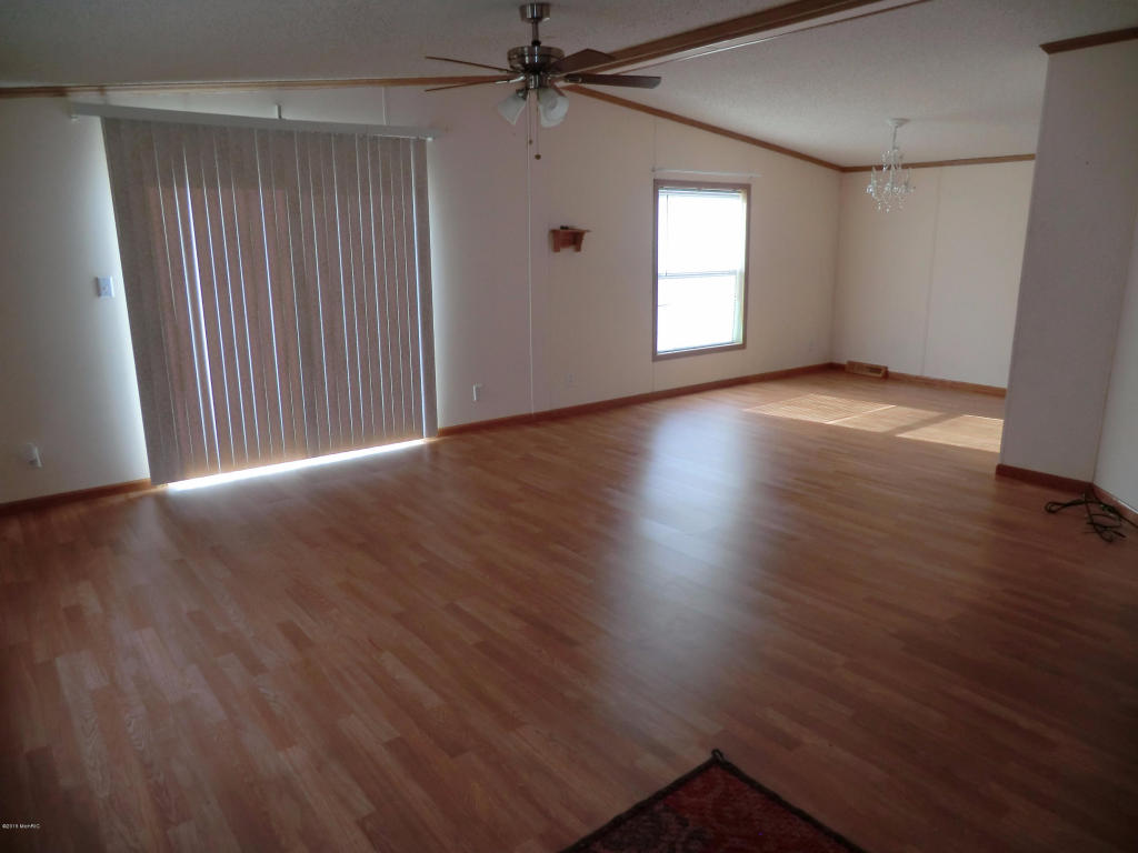 41 Smith St, Coldwater, MI 49036 photo 2