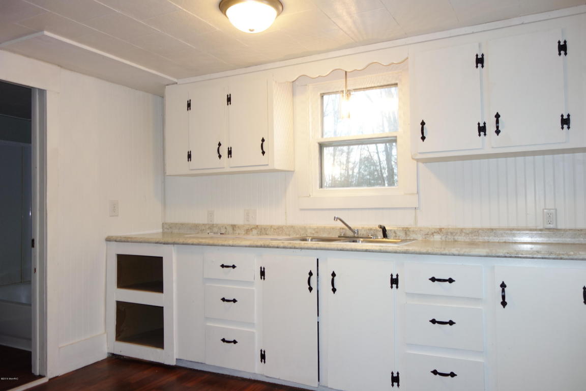 593 S S Grn, White Cloud, MI 49349 photo 2