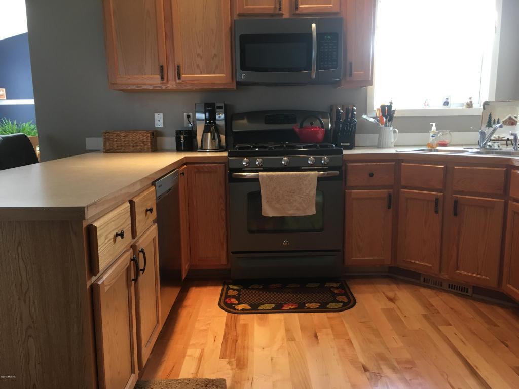 808 Thompson Ct, Belding, MI 48809 photo 2