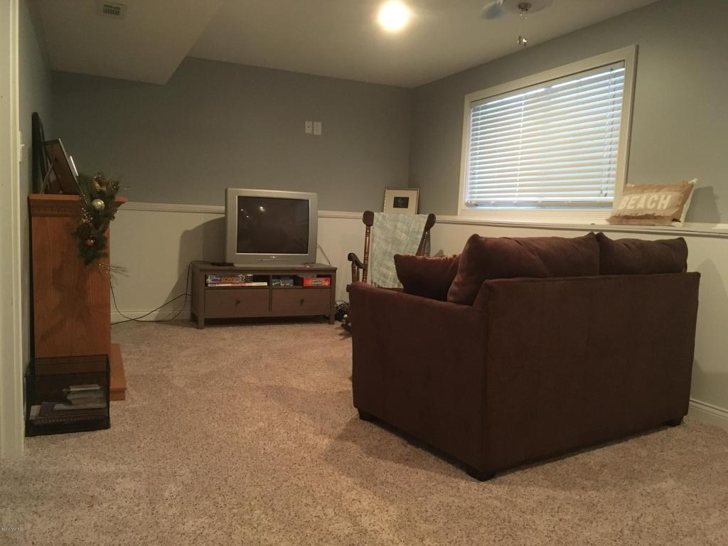 808 Thompson Ct, Belding, MI 48809 photo 15