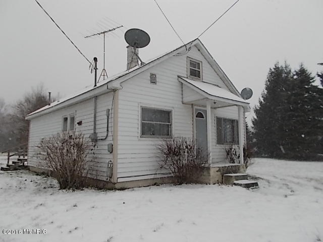 190 E Barton St, Newaygo, MI 49337 photo 2