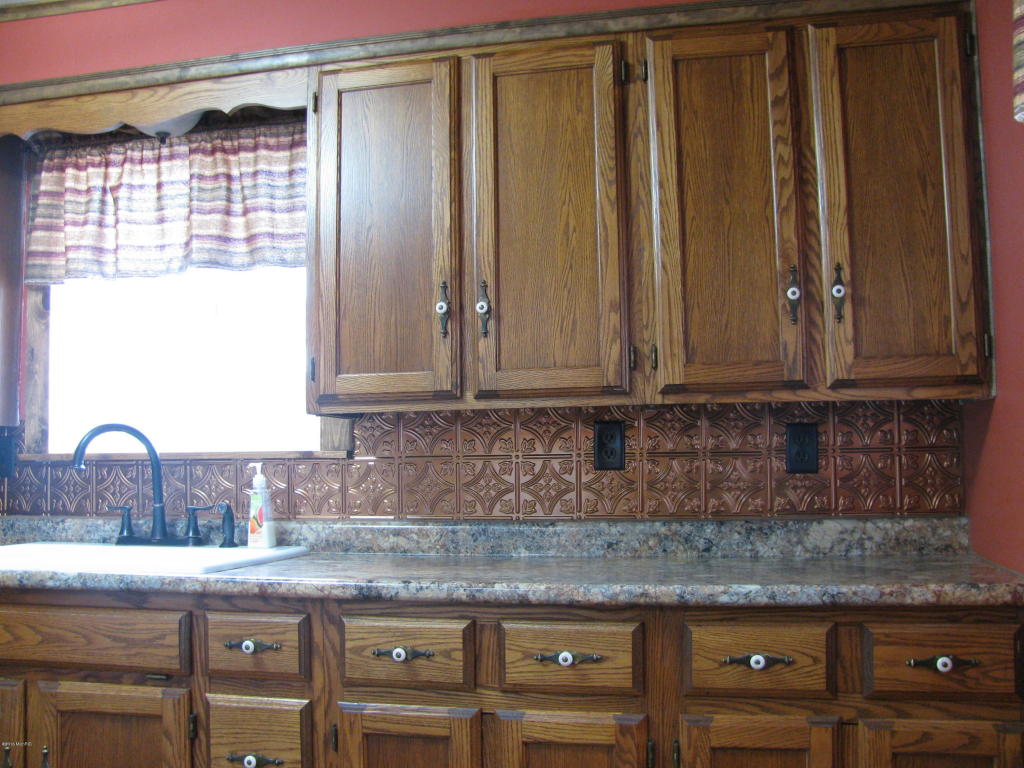 210 Elm St, Carson City, MI 48811 photo 3