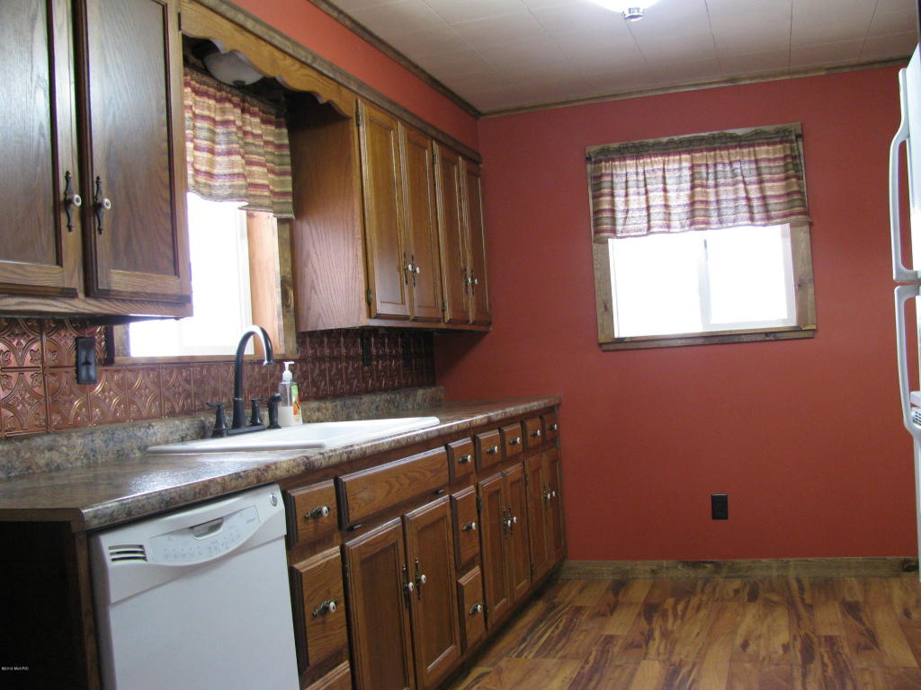 210 Elm St, Carson City, MI 48811 photo 4