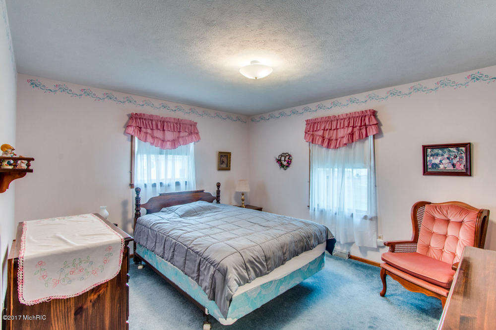 515 E Main St SE, Caledonia, MI 49316 photo 9