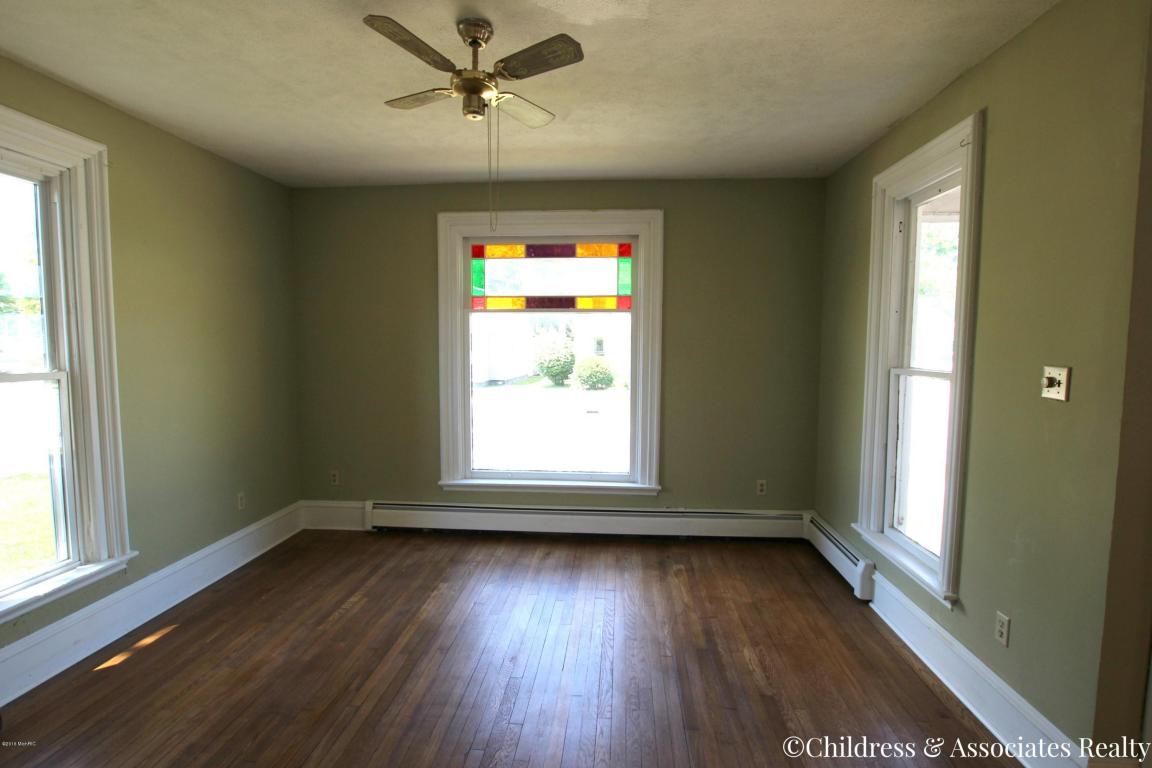 518 Spring St SE, Lowell, MI 49331 photo 4
