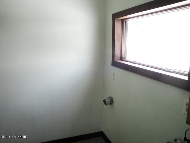 407 E Johnson St, Hart, MI 49420 photo 4