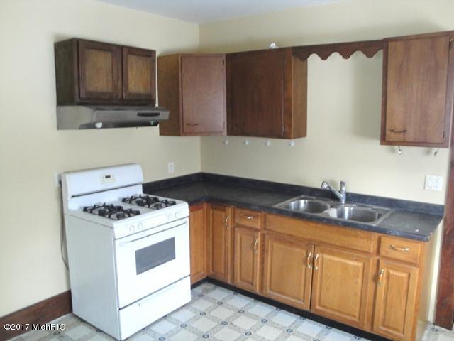 407 E Johnson St, Hart, MI 49420 photo 2