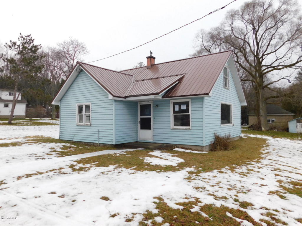 8125 Third St, Onekama, MI 49675 photo 1