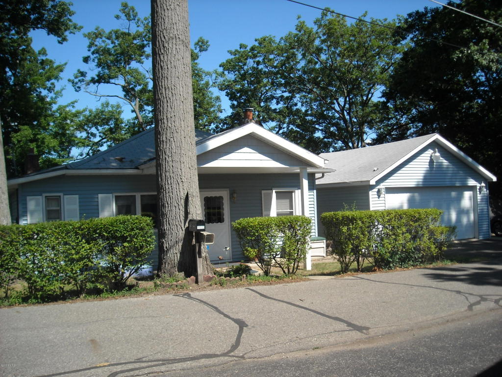 11112 Long Point Dr, Plainwell, MI 49080 photo 1