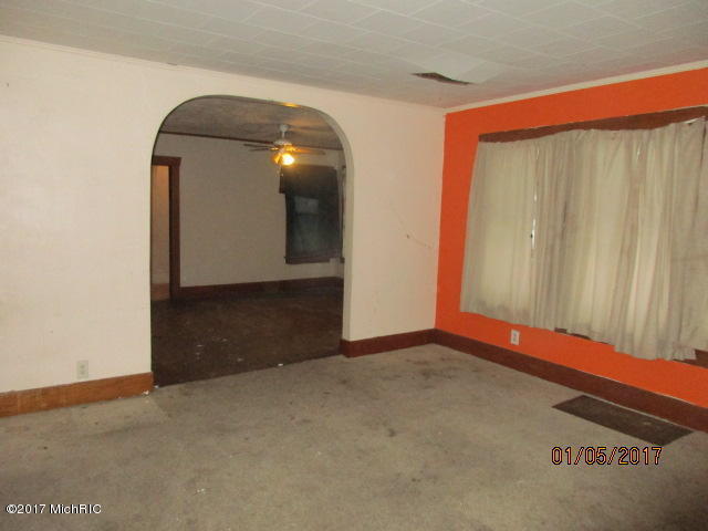 524 Empire Ave, Benton Harbor, MI 49022 photo 2