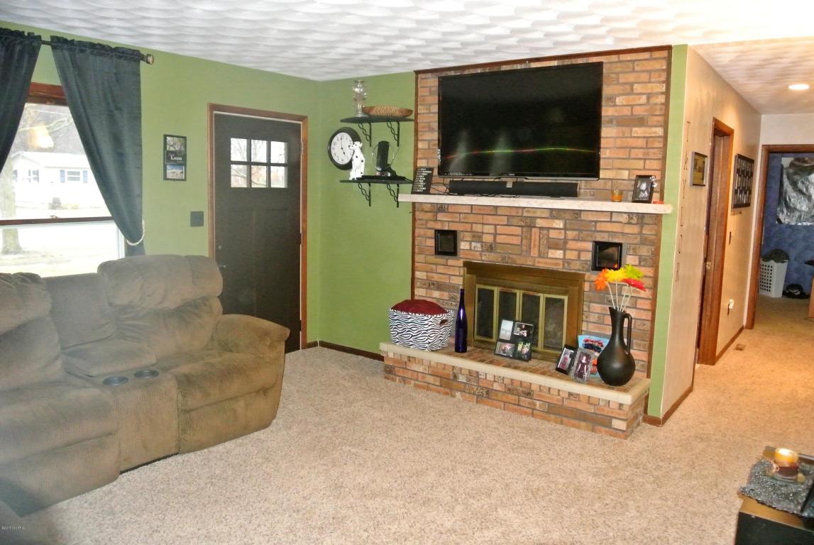 340 S Sunset St, Plainwell, MI 49080 photo 3