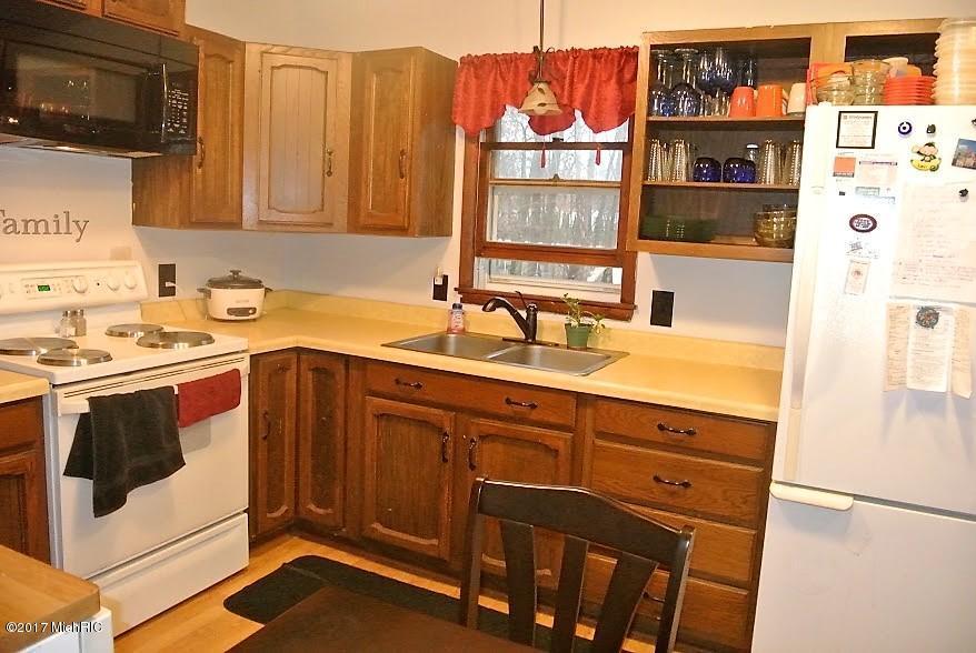 340 S Sunset St, Plainwell, MI 49080 photo 6