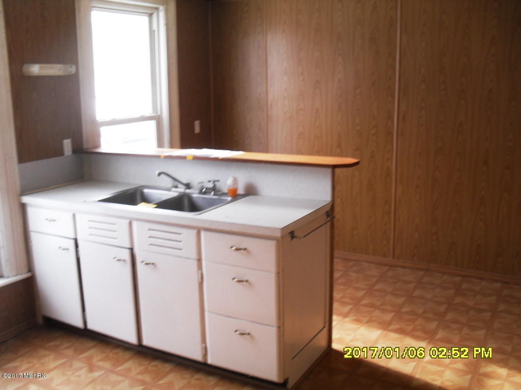 301 Main St, Buchanan, MI 49107 photo 2