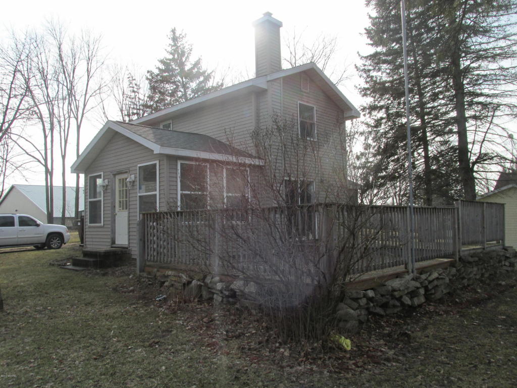 206 S S Hl, Stanton, MI 48888 photo 3