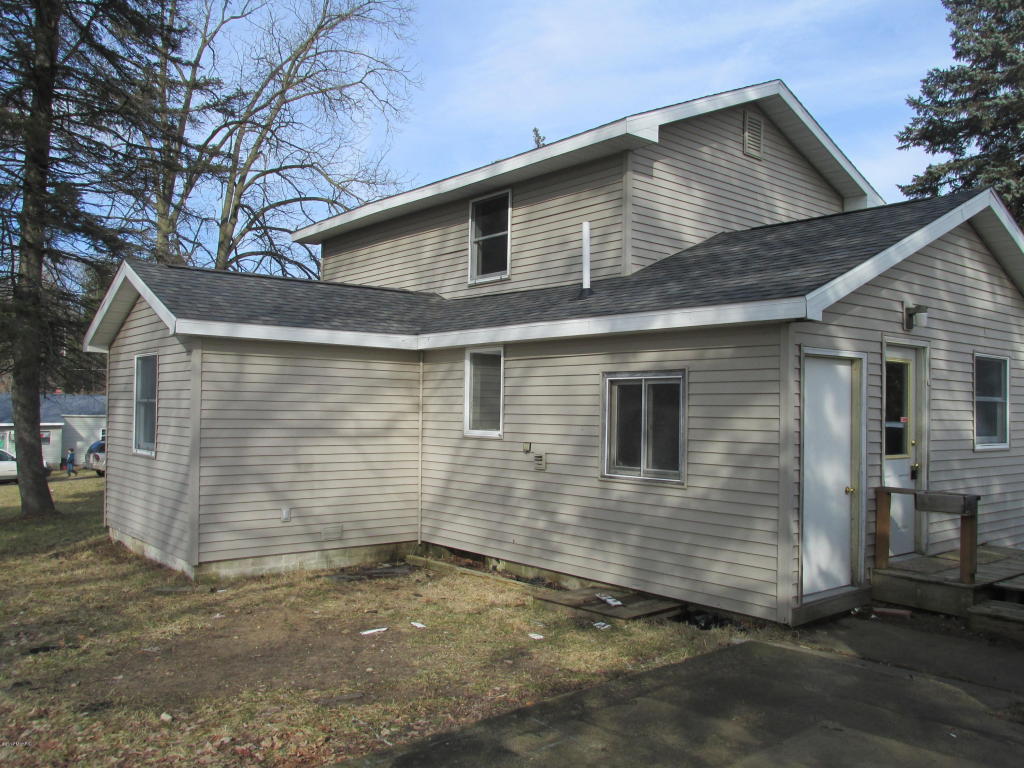 206 S S Hl, Stanton, MI 48888 photo 1
