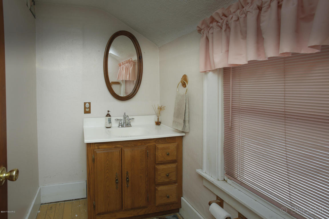 531 10th, Plainwell, MI 49080 photo 17