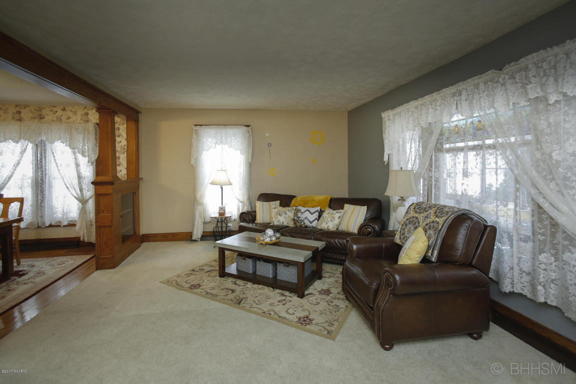 531 10th, Plainwell, MI 49080 photo 3